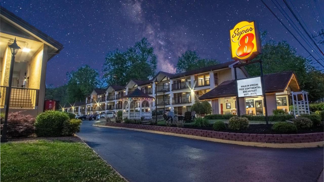 Super 8 By Wyndham Downtown Gatlinburg At Convention Center Otel Dış mekan fotoğraf