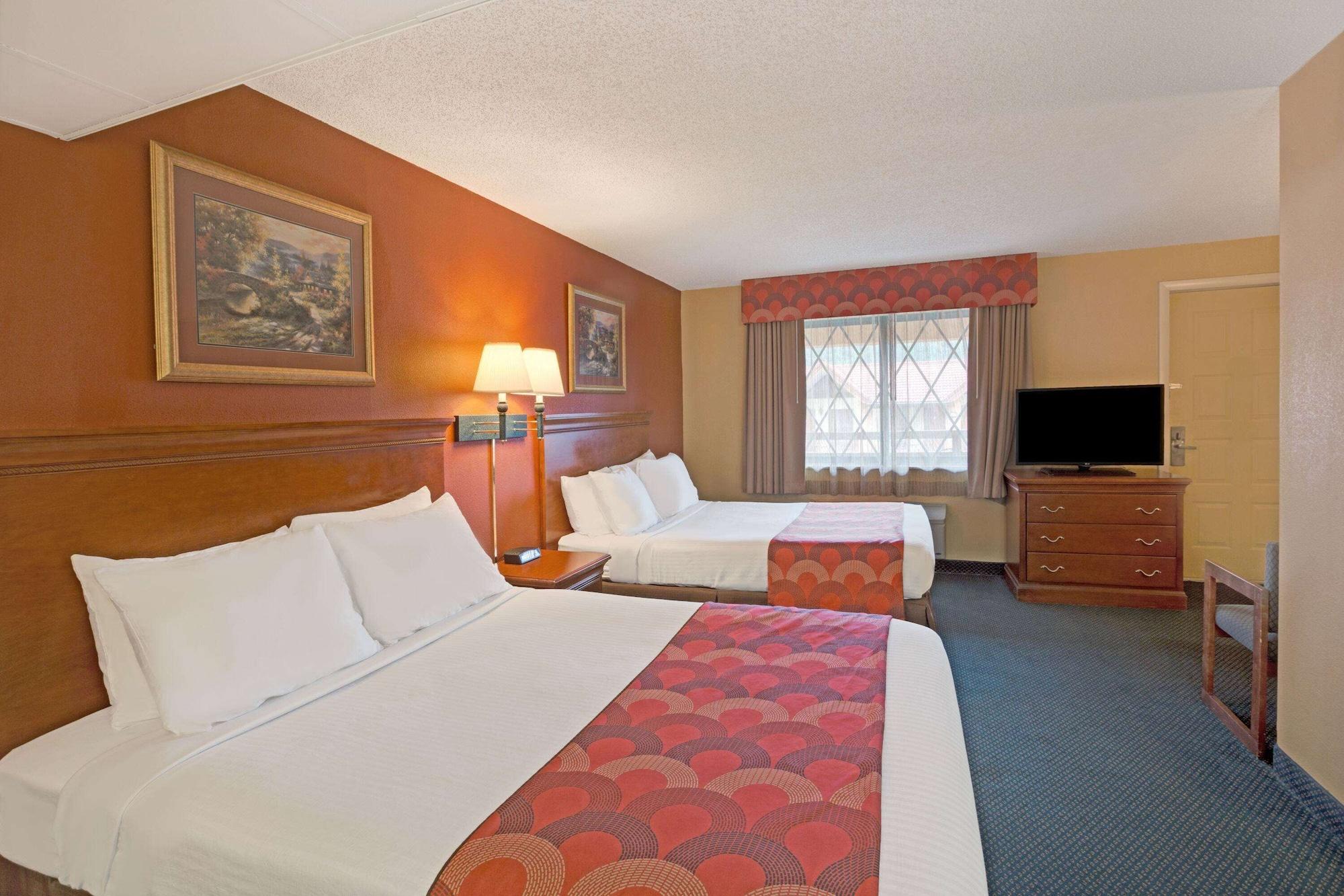 Super 8 By Wyndham Downtown Gatlinburg At Convention Center Otel Dış mekan fotoğraf