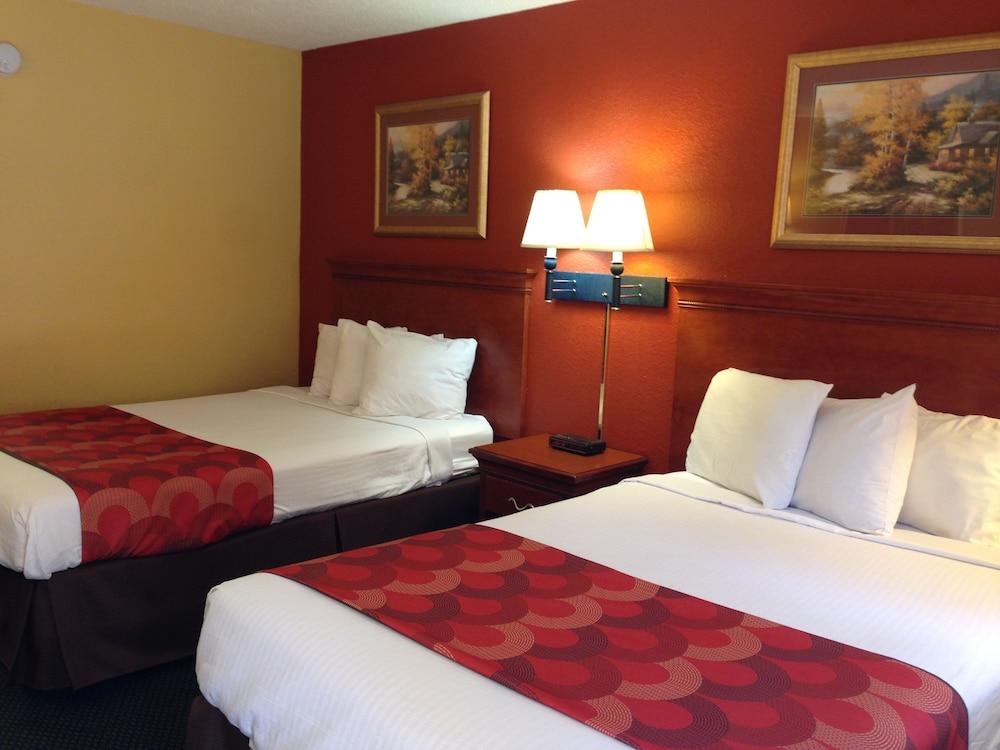 Super 8 By Wyndham Downtown Gatlinburg At Convention Center Otel Dış mekan fotoğraf