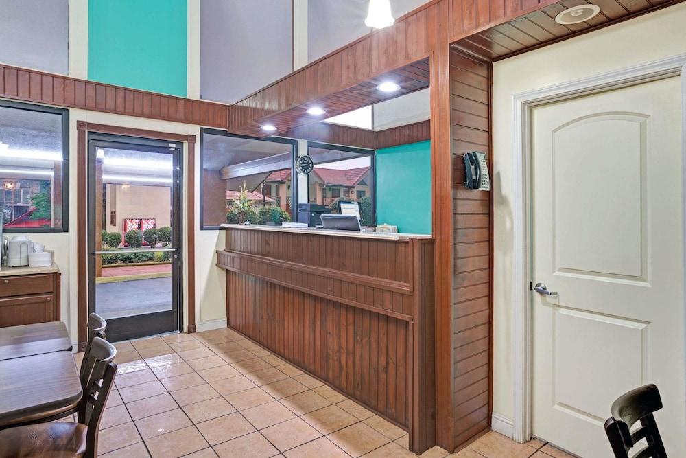 Super 8 By Wyndham Downtown Gatlinburg At Convention Center Otel Dış mekan fotoğraf