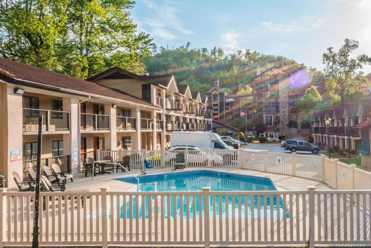 Super 8 By Wyndham Downtown Gatlinburg At Convention Center Otel Dış mekan fotoğraf