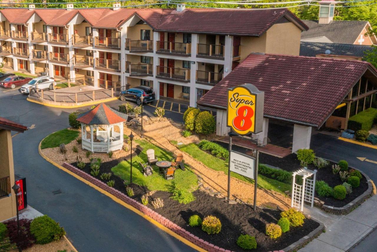 Super 8 By Wyndham Downtown Gatlinburg At Convention Center Otel Dış mekan fotoğraf
