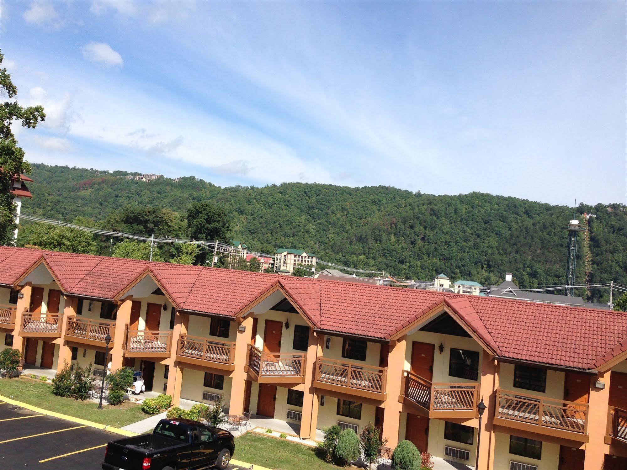 Super 8 By Wyndham Downtown Gatlinburg At Convention Center Otel Dış mekan fotoğraf