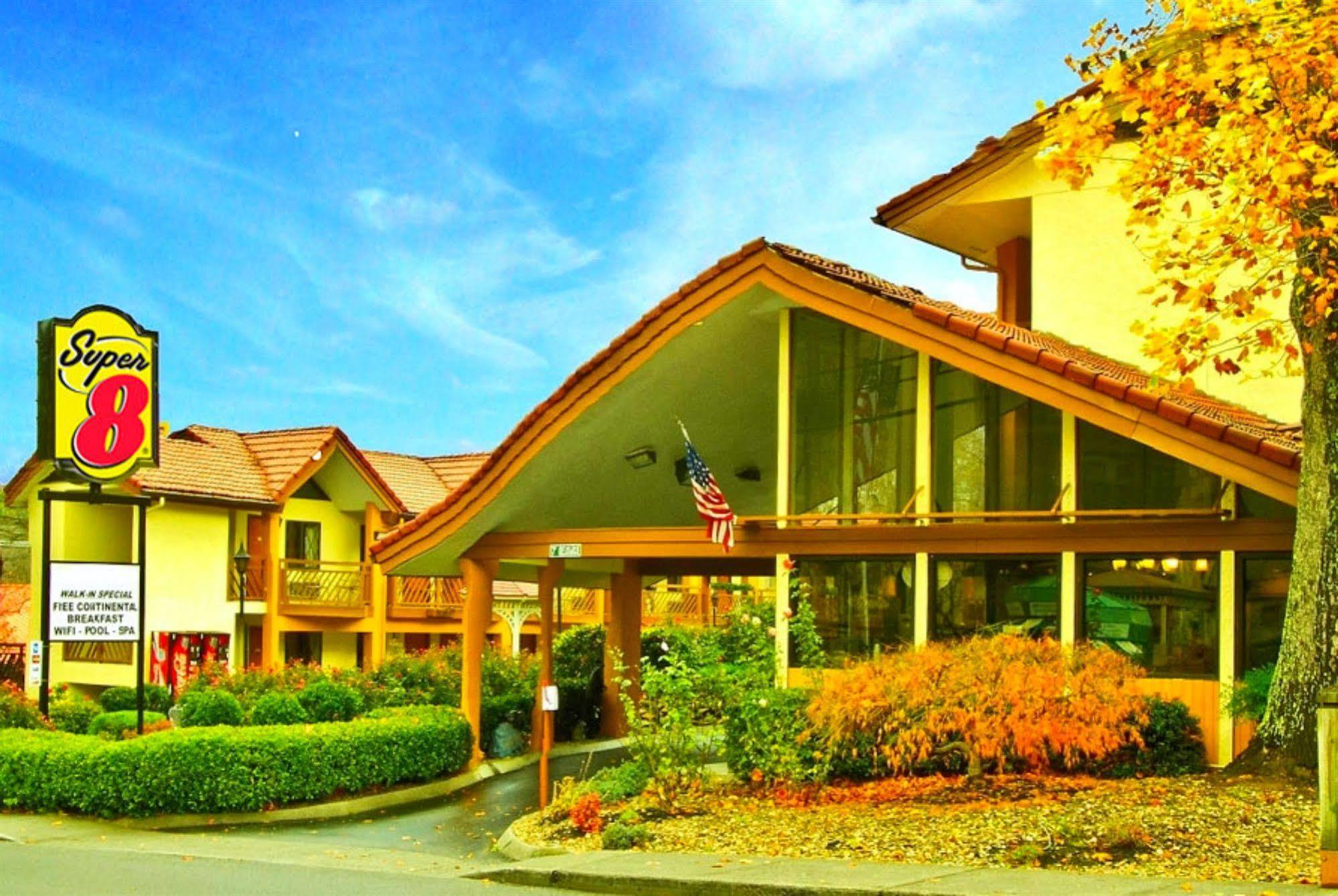 Super 8 By Wyndham Downtown Gatlinburg At Convention Center Otel Dış mekan fotoğraf