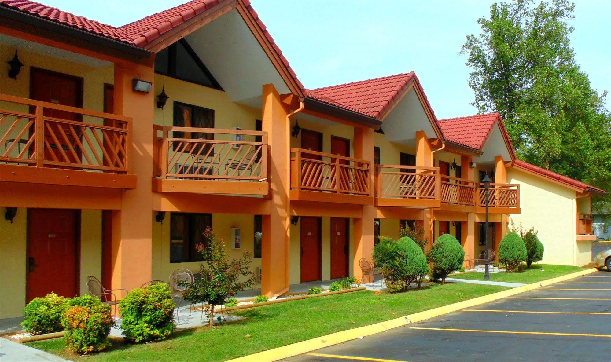 Super 8 By Wyndham Downtown Gatlinburg At Convention Center Otel Dış mekan fotoğraf